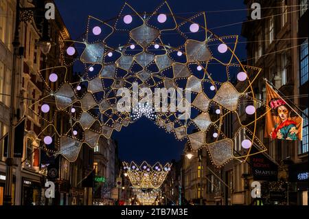 Londra, Regno Unito. 4 dicembre 2023. Nonostante il clima freddo e umido, c'è un sacco di gente che fa shopping e si gode le luci di Natale su Bond Street presto, mentre la corsa di Natale continua. Crediti: Guy Bell/Alamy Live News Foto Stock