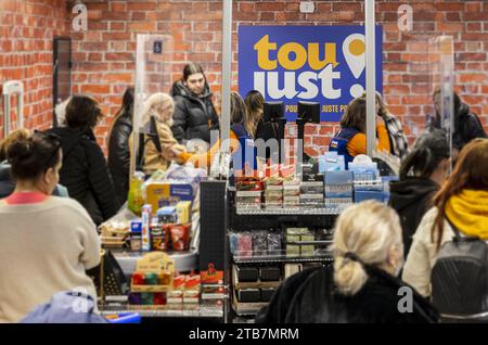 Ales (sud della Francia), 2023/03/01: Apertura del primo discount “Toujust”. Operatore di cassa e clienti Foto Stock