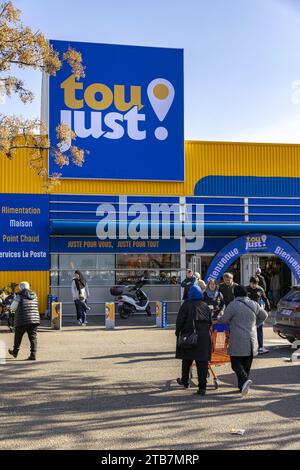 Ales (sud della Francia), 2023/03/01: Apertura del primo discount “Toujust” in una zona commerciale. Vista esterna, vetrina e clienti Foto Stock