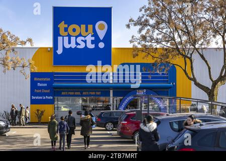 Ales (sud della Francia), 2023/03/01: Apertura del primo discount “Toujust” in una zona commerciale. Vista esterna, vetrina e clienti Foto Stock