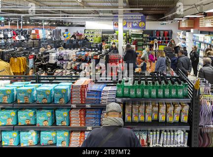 Ales (sud della Francia), 2023/03/01: Apertura del primo discount “Toujust”. Uomo davanti al pannolino, al dentifricio e al collutorio. Nel Foto Stock