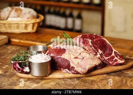 Preparazione di una bistecca di costolette “entrecote Bordelaise” (bistecca alla Bordeaux), Bazas beef. Carne cruda e ingredienti prima della preparazione Foto Stock