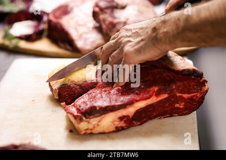 Preparazione di una bistecca di costolette “entrecote Bordelaise” (bistecca alla Bordeaux), Bazas beef. Taglio della carne Foto Stock