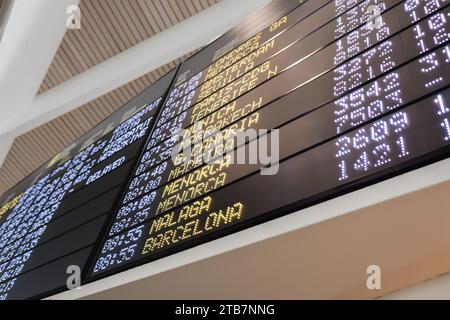 Basso angolo di orari di volo su bordo digitale di arrivo e partenza presso l'aeroporto contemporaneo Foto Stock