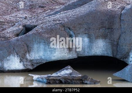 Un'impressionante entrata nella grotta del ghiacciaio con una cima ghiacciata che si scioglie di fronte nel tranquillo ambiente del Parco Nazionale Vatnajokull, Islanda. Foto Stock