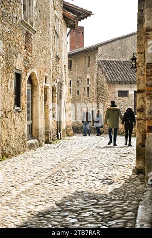 Perouges (Francia centro-orientale): Città murata medievale arroccata su una piccola collina che domina la pianura del fiume Ain. Turisti in una strada acciottolata Foto Stock