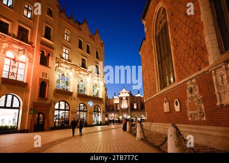 Polonia, città vecchia di Cracovia (Cracovia): Cammina di sera nei vicoli del centro storico, vicino all'Hard Rock Cafe Foto Stock