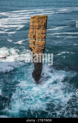 Il castello di Gaulton settentrionale si trova sulla costa occidentale selvaggia di Mainland, nelle isole Orcadi, in Scozia. Autunno (ottobre) 2022. Foto Stock