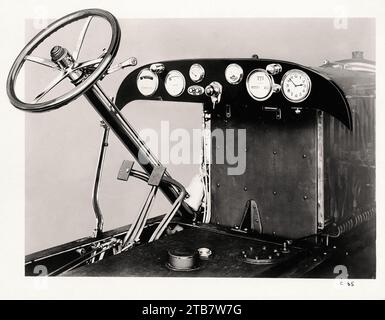 Volante doppio, cruscotto, pedali, vista a tre quarti - immagine auto d'epoca Foto Stock