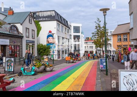 Reykjavik, Islanda - 26 luglio 2023: Fila di case nel centro della città di Reykjavik. Reykjavik è la capitale e la città più grande dell'Islanda. Foto Stock