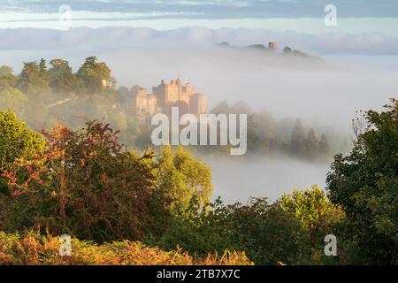 Splendida mattinata autunnale con vista sul castello di Dunster e sulla Conygar Tower, Exmoor, Somerset, Inghilterra. Autunno (ottobre) 2022. Foto Stock