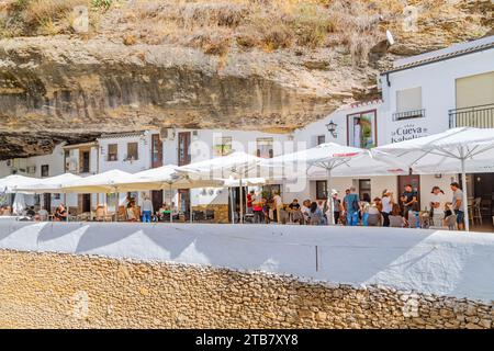 Setenil de las Bodegas, Spagna: 7 ottobre 2023: Pittoresca cittadina nella provincia di Cádiz. Le case di Setenil sono costruite sulla roccia. La pietra sono io Foto Stock