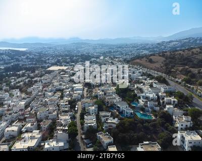 Vista dal drone del centro di Bodrum, case bianche al sole, Turchia. Foto Stock