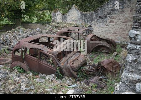 Vista dall'alto due vecchie auto abbandonate bruciate e deteriorate in una vecchia casa Foto Stock