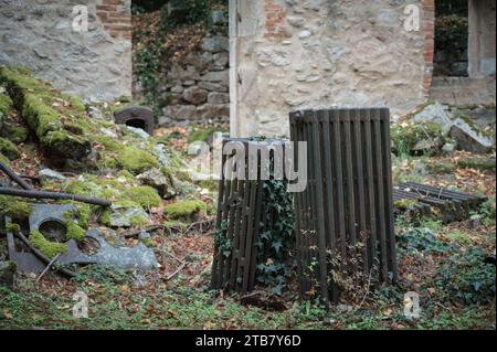 Dettaglio di due radiatori d'acqua tra i resti di case distrutte e bruciate durante la guerra a Oradour South Glane Foto Stock