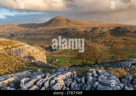 Luce notturna sulla montagna di Ingleborough dalle creste calcaree di Twisleton Scar End, Yorkshire Dales National Park, Yorkshire, Inghilterra. Autunno (No Foto Stock