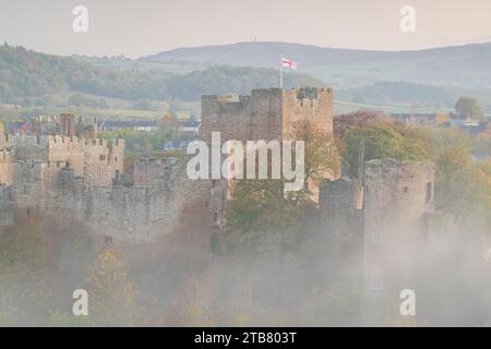 Castello di Ludlow all'alba in una nebbiosa mattinata autunnale, Ludlow, Shropshire, Inghilterra. Autunno (novembre) 2022. Foto Stock