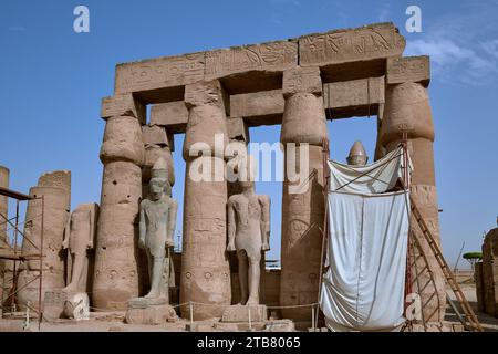 Un'immagine dall'alto di un'antica struttura iconica, circondata da sculture ornamentali, in un ambiente tranquillo all'aperto Foto Stock