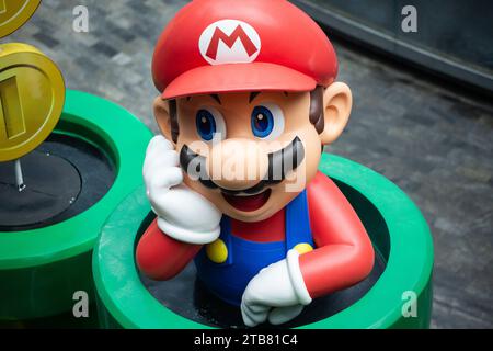 Vista dall'alto del famoso personaggio di gioco Super Mario nella pipa verde. Singapore. Foto Stock