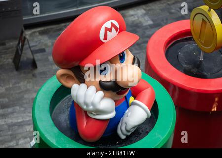 Vista dall'alto del famoso personaggio di gioco Super Mario nella pipa verde. Singapore. Foto Stock