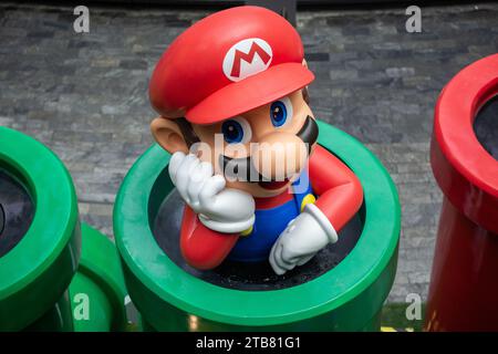 Vista dall'alto del famoso personaggio di gioco Super Mario nella pipa verde. Singapore. Foto Stock