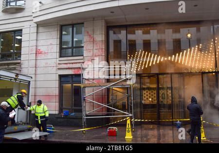 Londra, Regno Unito. 5 dicembre 2023. I lavoratori puliscono le pareti e l'ingresso dopo che il gruppo di attivisti Palestine Action ha spruzzato gli uffici della London Metric Property a Mayfair con vernice rossa. L'azienda affitta proprietà al produttore di armi Elbit Systems. Credito: Vuk Valcic/Alamy Live News Foto Stock