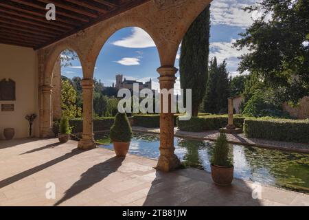 Spagna, Castiglia, Segovia, Monasterio de Santa María del Parral, fondato dal re Enrico IV di Castiglia negli anni '1450, chiostro con l'Alcazar sullo sfondo. Foto Stock