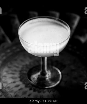 Cocktail White Lady in bianco e nero, primo piano Foto Stock