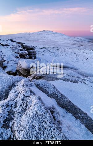 Brughiera ricoperta di neve e ghiaccio all'alba a West Mill Tor nel Dartmoor National Park, Devon, Inghilterra. Inverno (dicembre) 2022. Foto Stock