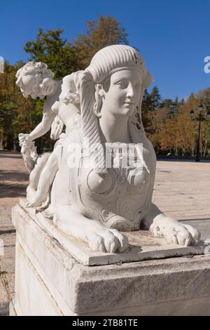 Spagna, Castiglia, San Ildefonso, Palacio Real de la Granja de San Ildefenso, Sfinge come una statua nei giardini. Foto Stock