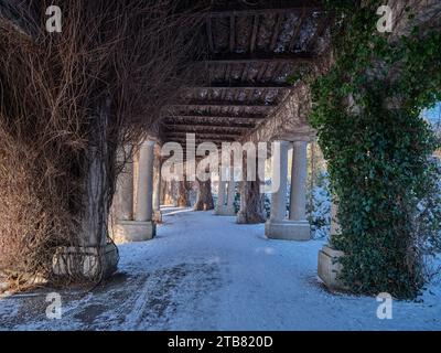 Centennial Hall Pergola Giardino Giapponese Parco Szczytnicki nella neve invernale di Breslavia bassa Slesia Polonia Foto Stock