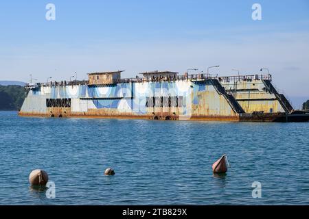 Cherso, Croazia - 25 ottobre 2022: Attracca nel porto di Cherso in una giornata di sole in autunno Foto Stock