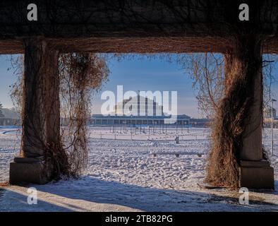 Centennial Hall Pergola Giardino Giapponese Parco Szczytnicki nella neve invernale di Breslavia bassa Slesia Polonia Foto Stock