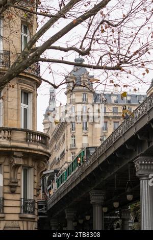 Quartiere della metropolitana aerea di Parigi - stazione Passy sulla linea 6 - Francia Foto Stock