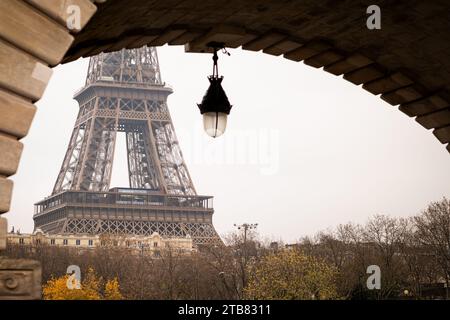 Panorama sulla Torre Eiffel dal ponte Bir Hakeim a Parigi - Francia Foto Stock
