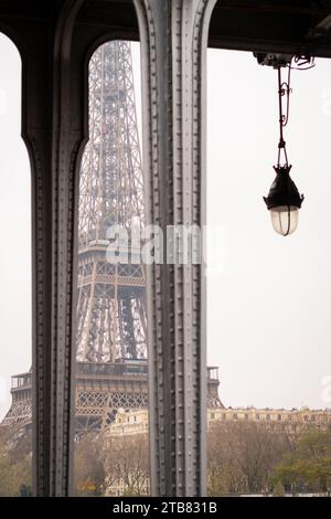 La Torre Eiffel tra le colonne del ponte Bir Hakeim a Parigi in una nuvolosa e fredda giornata invernale - Francia Foto Stock