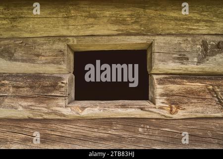 Semplice finestra in una vecchia casa di legno in legno Foto Stock