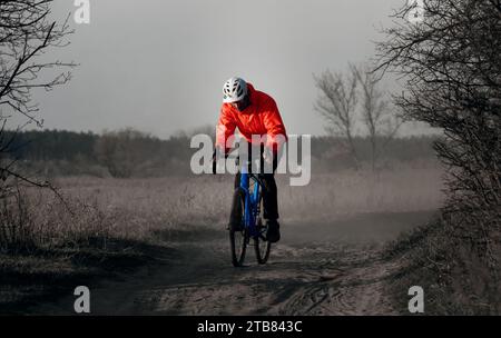 Il ciclista fa un giro in bicicletta ghiaia lungo un sentiero. Sport estremi e attività. Foto Stock