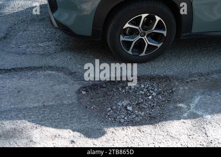 Grande Missenden, Regno Unito. 20 aprile 2023. Grandi buche stavano causando un traffico lento a Great Missenden, nel Buckinghamshire. Sfortunatamente molte buche in tutto il Consiglio del Buckinghamshire sono alla fine riparate, ma entro poche settimane dopo la pioggia e il freddo, le buche ritornano. Oggi le auto stavano deviando nel percorso dei veicoli in arrivo per evitare buche. Il governo ha accantonato altri 200 milioni di sterline per le riparazioni della buche nel periodo 2023-2024. Credito: Maureen McLean/Alamy Foto Stock