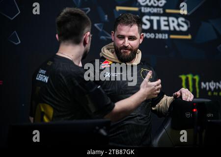 ESPOO, FINLANDIA - 1° DICEMBRE: Andrei 'ART' Piovezan di FURIA, Gabriel 'Fallen' Toledo di FURIA celebrano la vittoria durante Elisa Masters Espoo 2023 - 3° giorno alla Metro Areena il 1° dicembre 2023 a Espoo, Finlandia. (Foto di Gabriel Calvino Alonso/Orange Pictures) Foto Stock