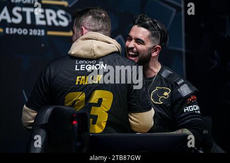 ESPOO, FINLANDIA - 1 DICEMBRE: Gabriel "caduto" Toledo di FURIA, Marcelo "chelo" Cespedes di FURIA celebrano la vittoria durante Elisa Masters Espoo 2023 - 3° giorno alla Metro Areena il 1° dicembre 2023 a Espoo, Finlandia. (Foto di Gabriel Calvino Alonso/Orange Pictures) Foto Stock