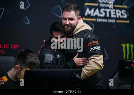 ESPOO, FINLANDIA - 1 DICEMBRE: Allenatore Nicholas 'guerri' Nogueira di FURIA, Gabriel 'caduto' Toledo di FURIA abbracciato durante Elisa Masters Espoo 2023 - 3° giorno alla Metro Areena il 1° dicembre 2023 a Espoo, Finlandia. (Foto di Gabriel Calvino Alonso/Orange Pictures) Foto Stock