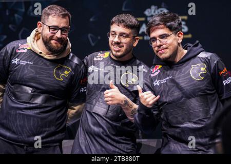 ESPOO, FINLANDIA - 2 DICEMBRE: Gabriel "caduto" Toledo di FURIA, Kaike "KSCERATO" Cerato di FURIA, Yuri "yuurih" Santos di FURIA posa per una foto durante Elisa Masters Espoo 2023 - 4° giorno alla Metro Areena il 2 dicembre 2023 a Espoo, Finlandia. (Foto di Gabriel Calvino Alonso/Orange Pictures) Foto Stock