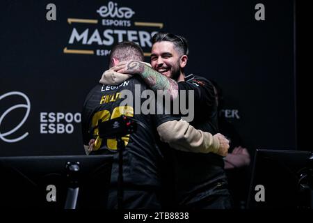 ESPOO, FINLANDIA - 2 DICEMBRE: Gabriel "caduto" Toledo di FURIA, Marcelo "chelo" Cespedes di FURIA celebrano la vittoria durante Elisa Masters Espoo 2023 - giorno 4 presso Metro Areena il 2 dicembre 2023 a Espoo, Finlandia. (Foto di Gabriel Calvino Alonso/Orange Pictures) Foto Stock