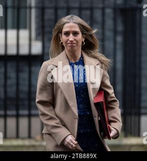 Downing Street, Londra, Regno Unito. 5 dicembre 2023. Laura Trott, capo segretario al Tesoro a Downing Street per una riunione settimanale del gabinetto. Crediti: Malcolm Park/Alamy Live News Foto Stock