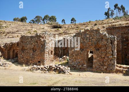 Antichi edifici inca a Iñaq Uyu. Isla de la Luna, Bolivia, 9 ottobre 2023. Foto Stock