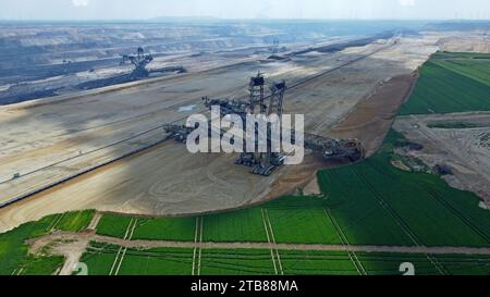 Veduta aerea di un gigante escavatore presso la miniera di lignite di lignite opencast Garzweiler II, Dusseldorf, Germania, maggio 2023 Foto Stock