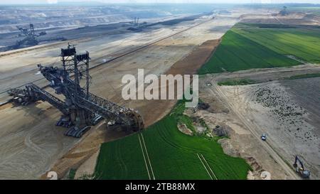 Veduta aerea di un gigante escavatore presso la miniera di lignite di lignite opencast Garzweiler II, Dusseldorf, Germania, maggio 2023 Foto Stock