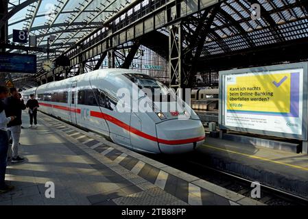 Passeggeri in attesa di un treno ad alta velocità ICE della Deutsche Bahn in arrivo alla stazione centrale HBF di Colonia, maggio 2023 Foto Stock