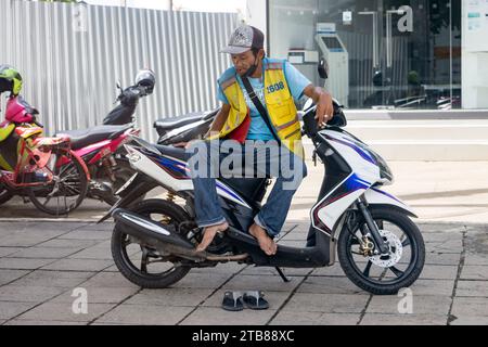 SAMUT PRAKAN, THAILANDIA, 30 2023 settembre, autista di taxi in moto in attesa dei passeggeri Foto Stock